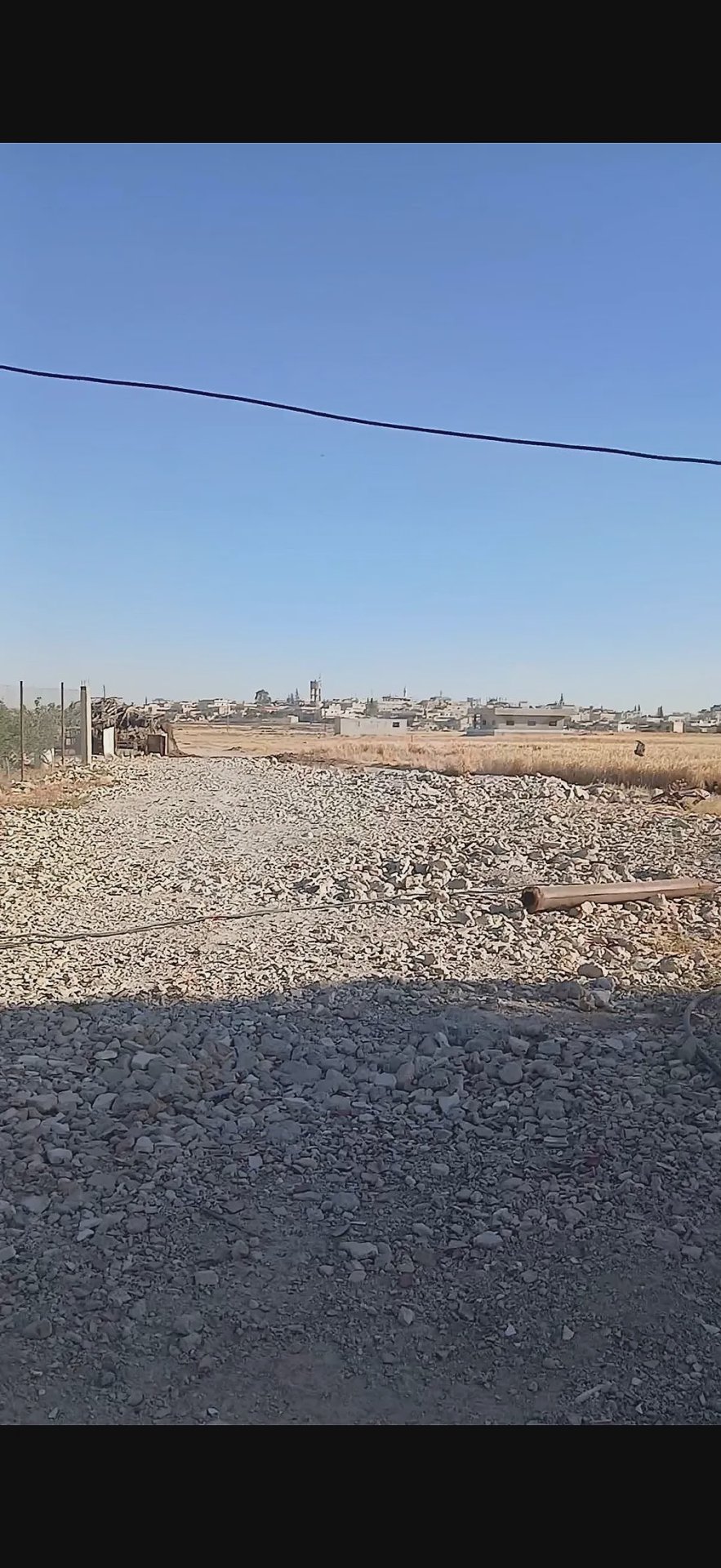 للبيع ارض طريق لمطار نسق ثاني طابو مساحة ٣٠٠٠م سعر دنم ٦٥ الف$