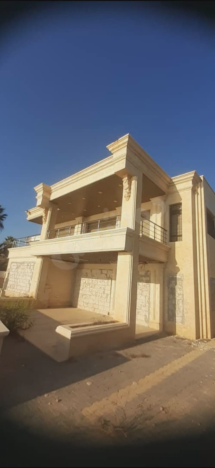 للبيع شاليه دوبلكيس مع الفرش الكامل نسق اول واجهة بحرية